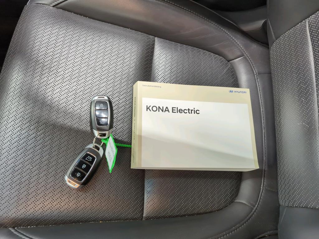 HYUNDAI Kona '17 Hyundai KONA Premium Electric 64 kWh 5d photo