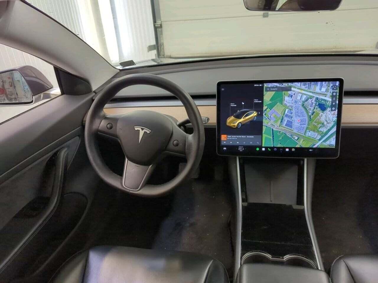 Tesla Model 3 Standard R photo