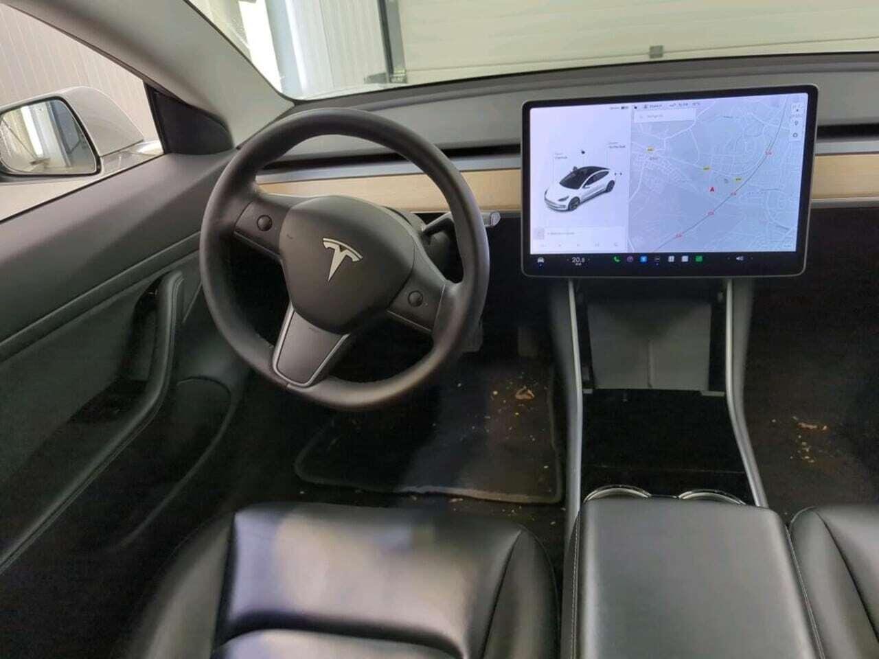 Tesla Model 3 Standard R photo