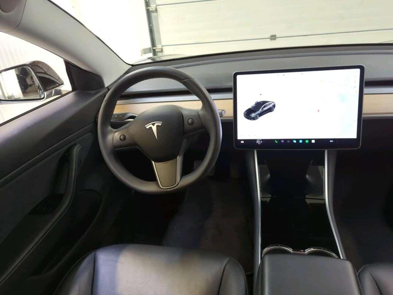 Tesla Model 3 Standard R photo