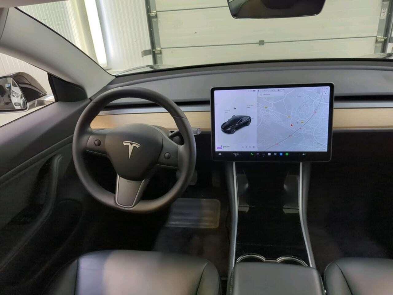 Tesla Model 3 Standard R photo