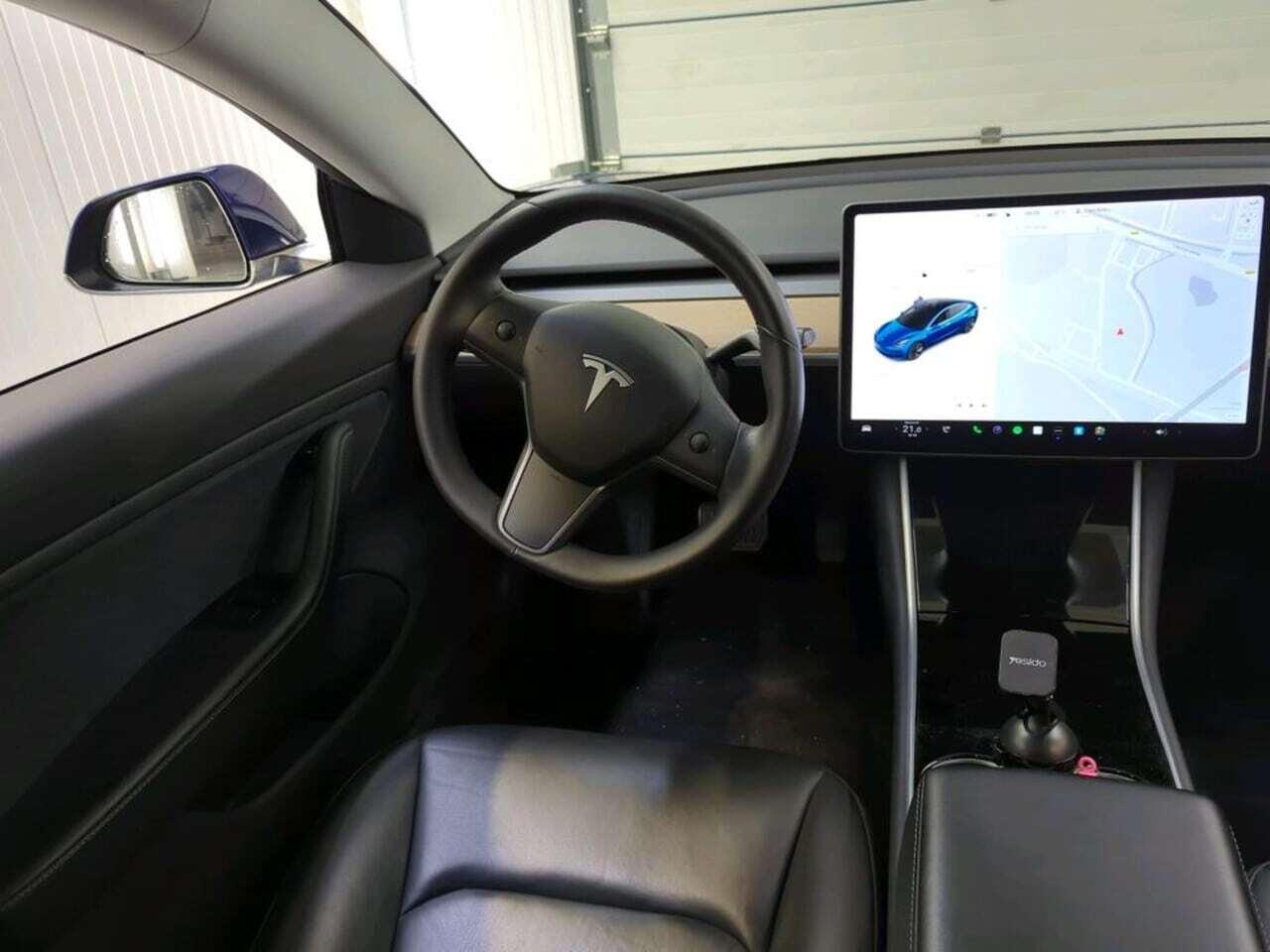 Tesla Model 3 Standard R photo