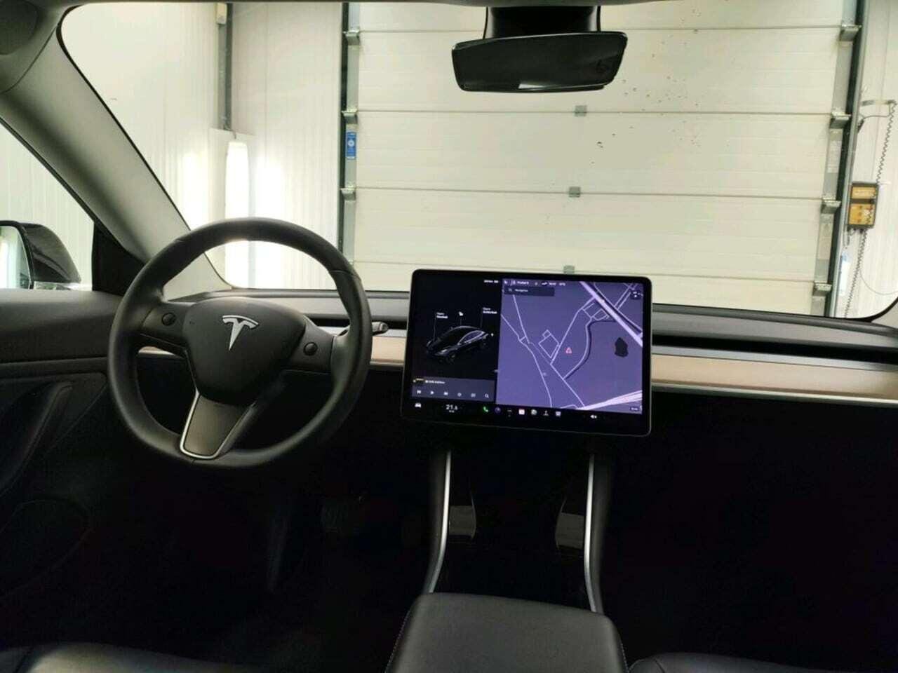 Tesla Model 3 Standard R photo