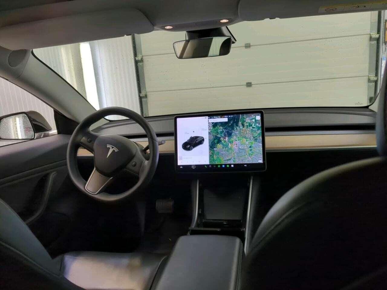 Tesla Model 3 Standard R photo