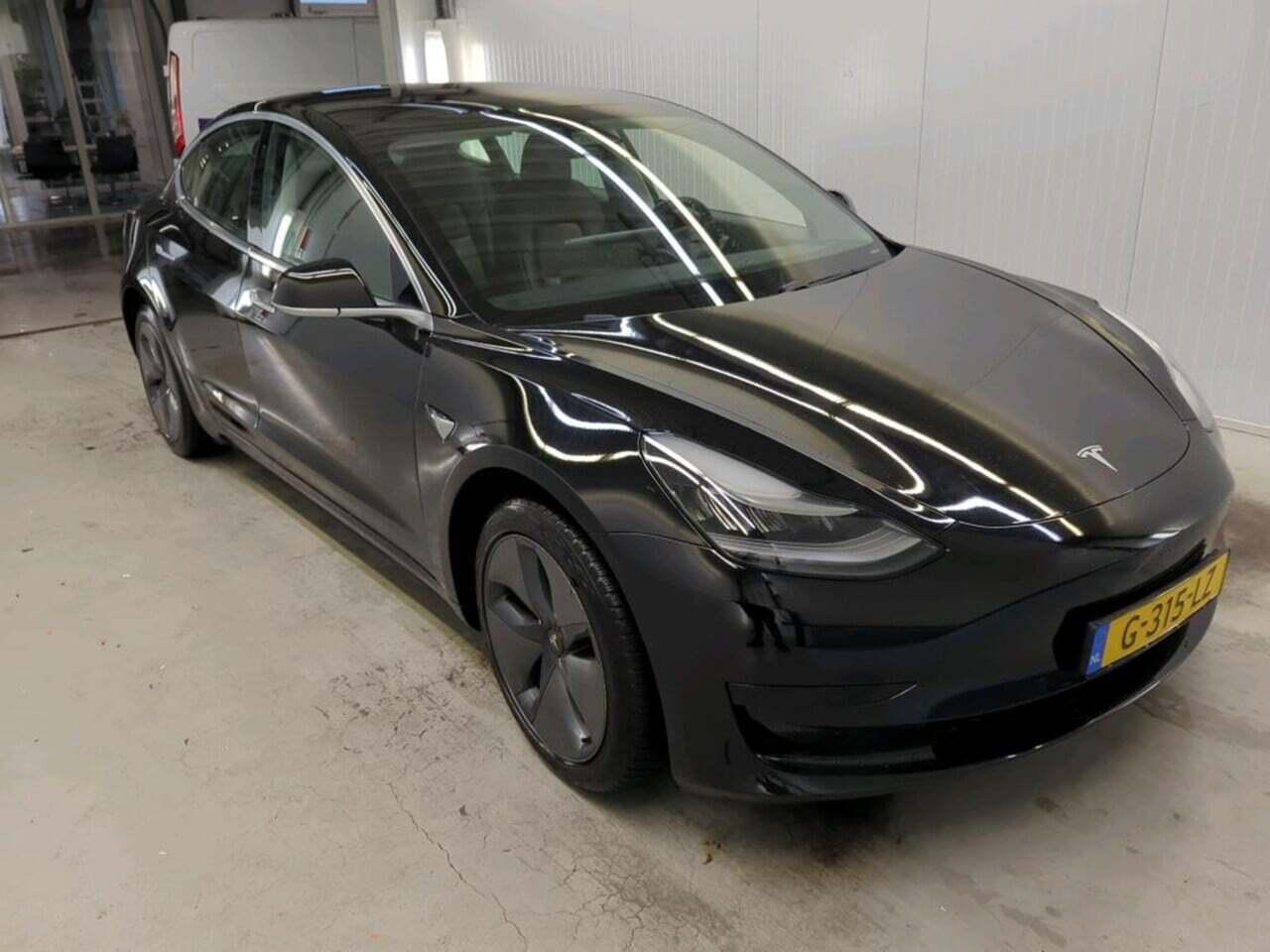 Tesla Model 3 Standard R photo