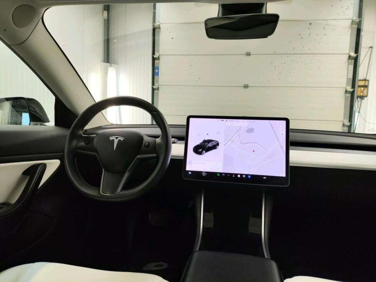 Tesla Model 3 Standard R photo