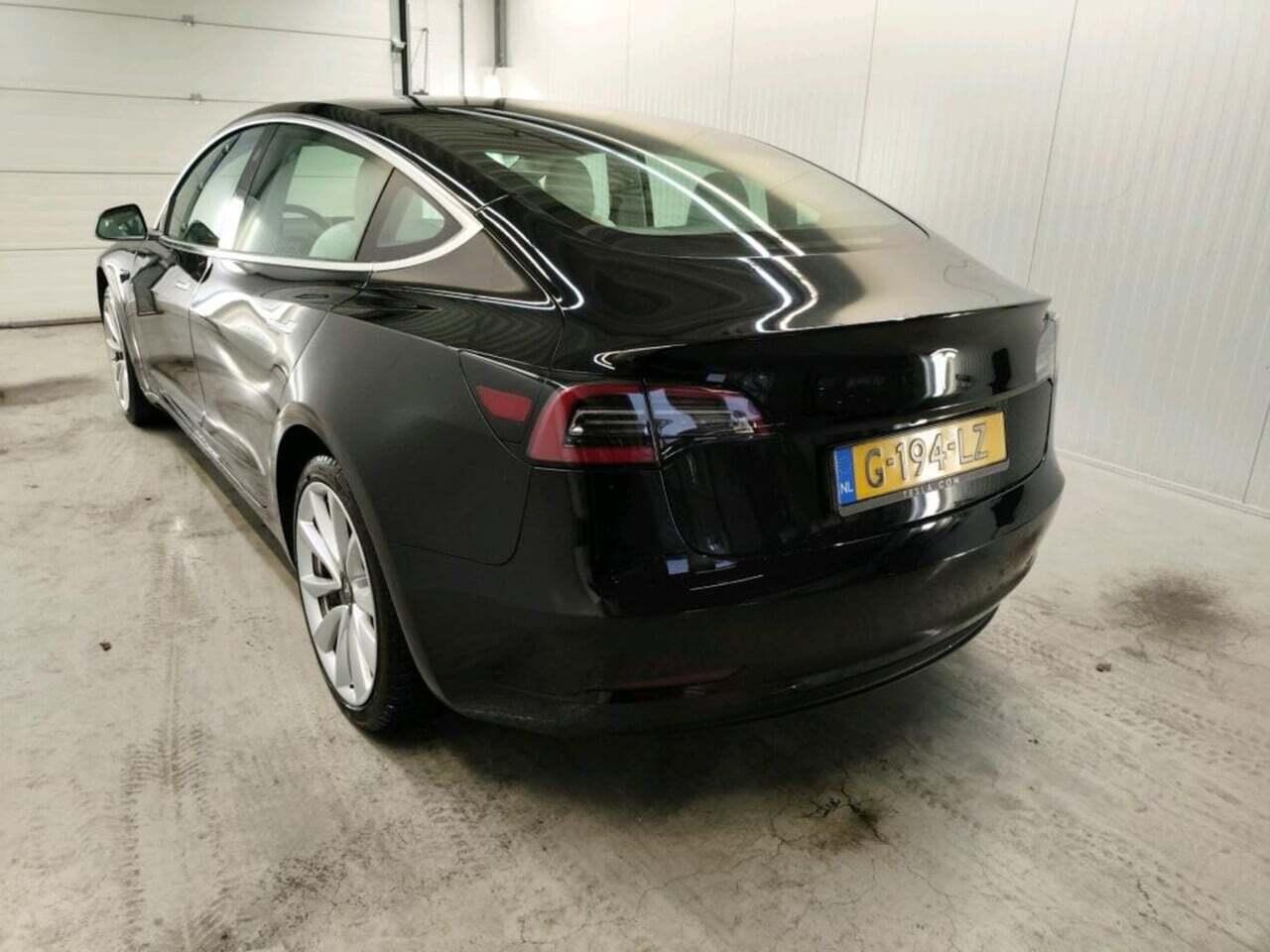 Tesla Model 3 Standard R photo