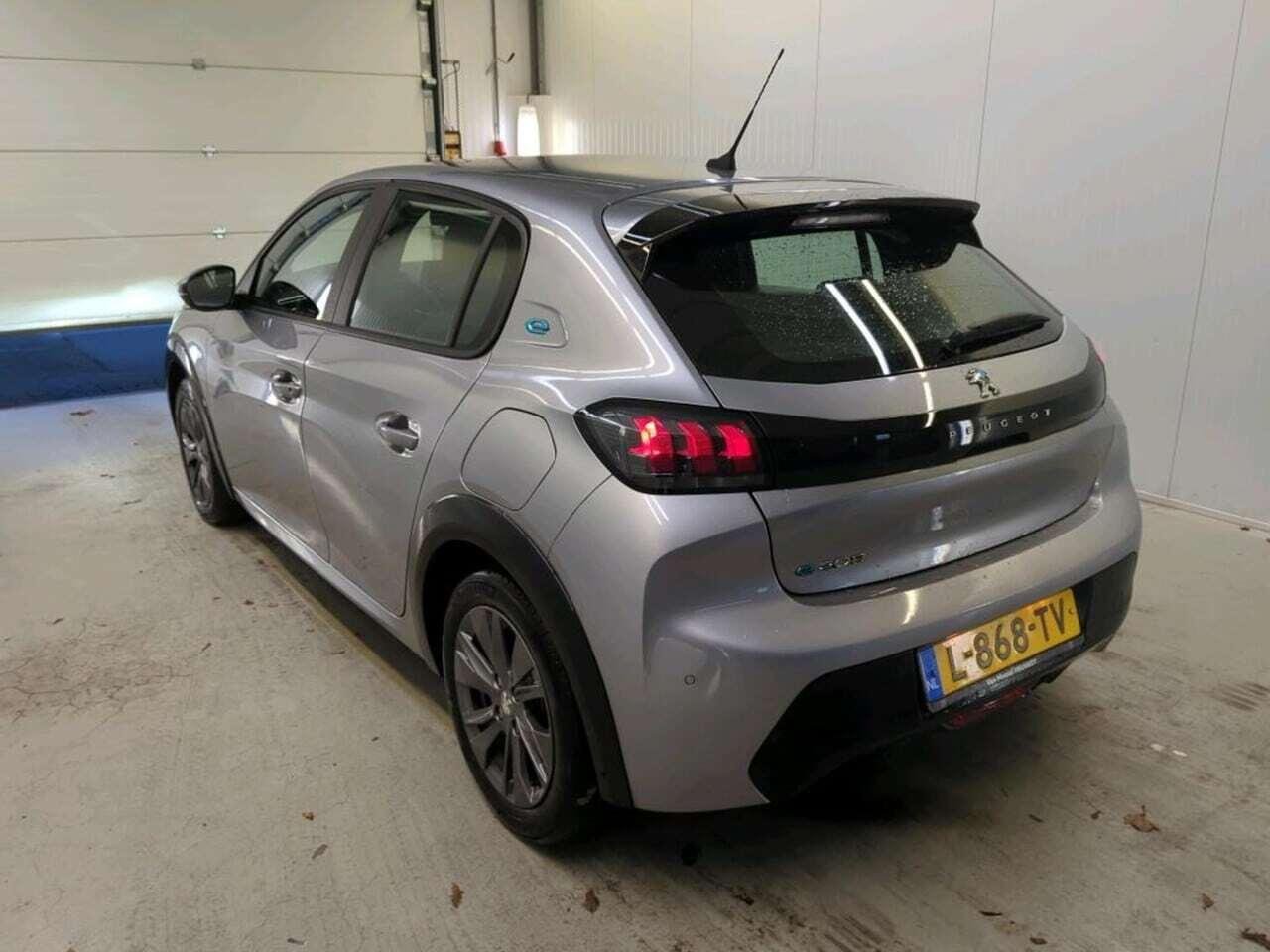 PEUGEOT e-208 EV photo