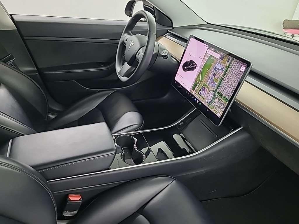 Tesla Model 3 Standard Range Plus RWD 4D 225kW photo