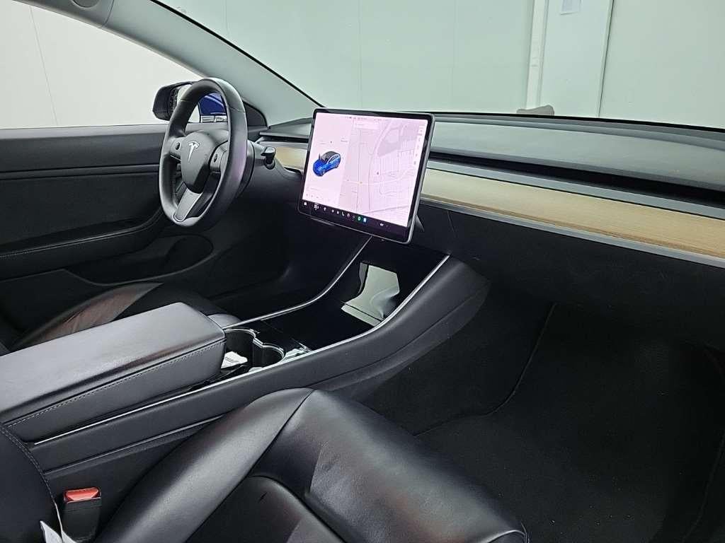 Tesla Model 3 Long Range Dual Motor AWD 4D 335kW photo