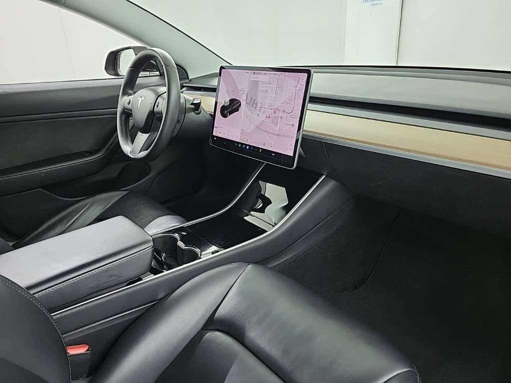 Tesla Model 3 Standard Range Plus RWD 4D 211kW photo