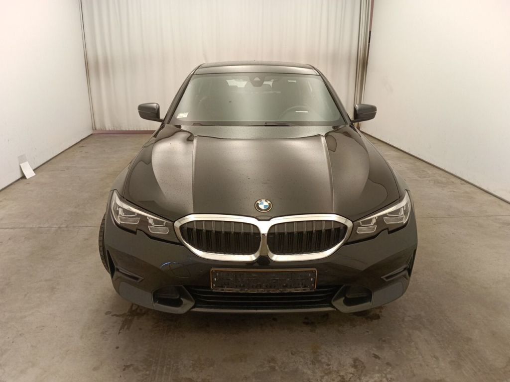 BMW 3 - 2019 330iXA OPF (EU6d-TEMP) 4d photo