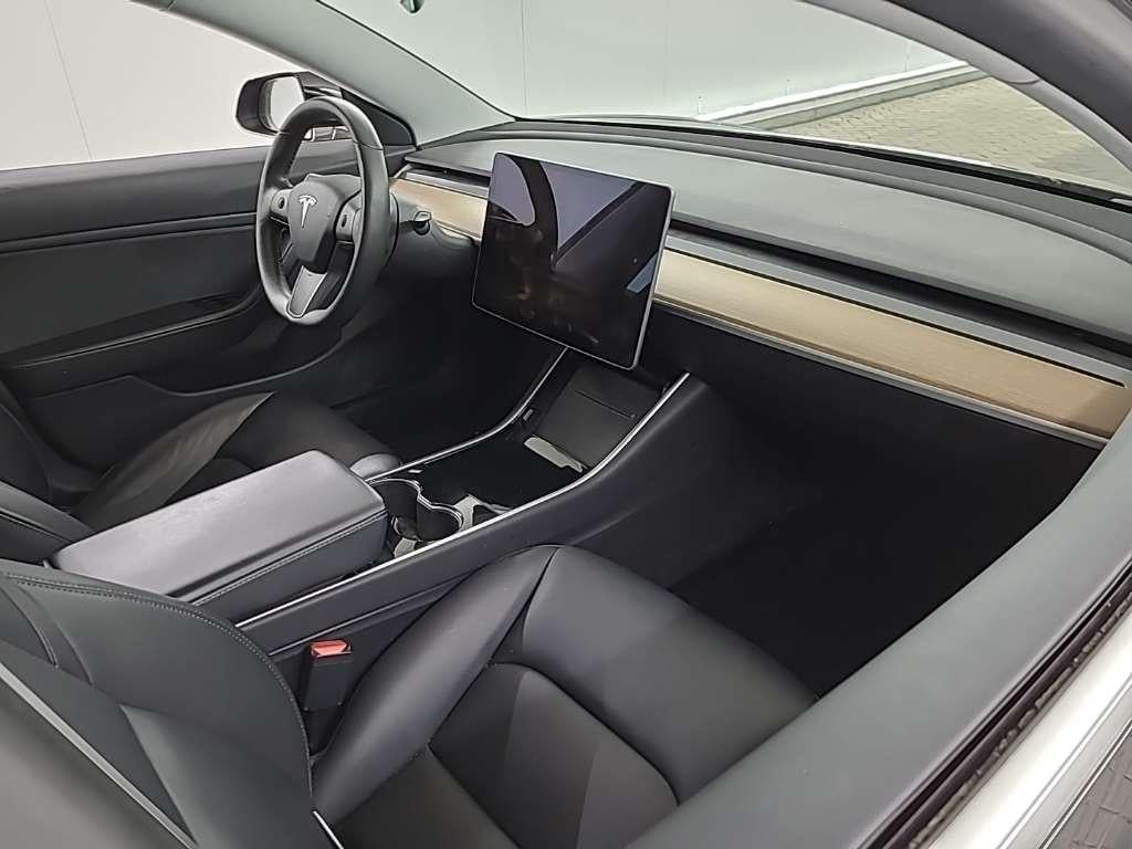 Tesla Model 3 Standard Range Plus RWD 4D 211kW photo