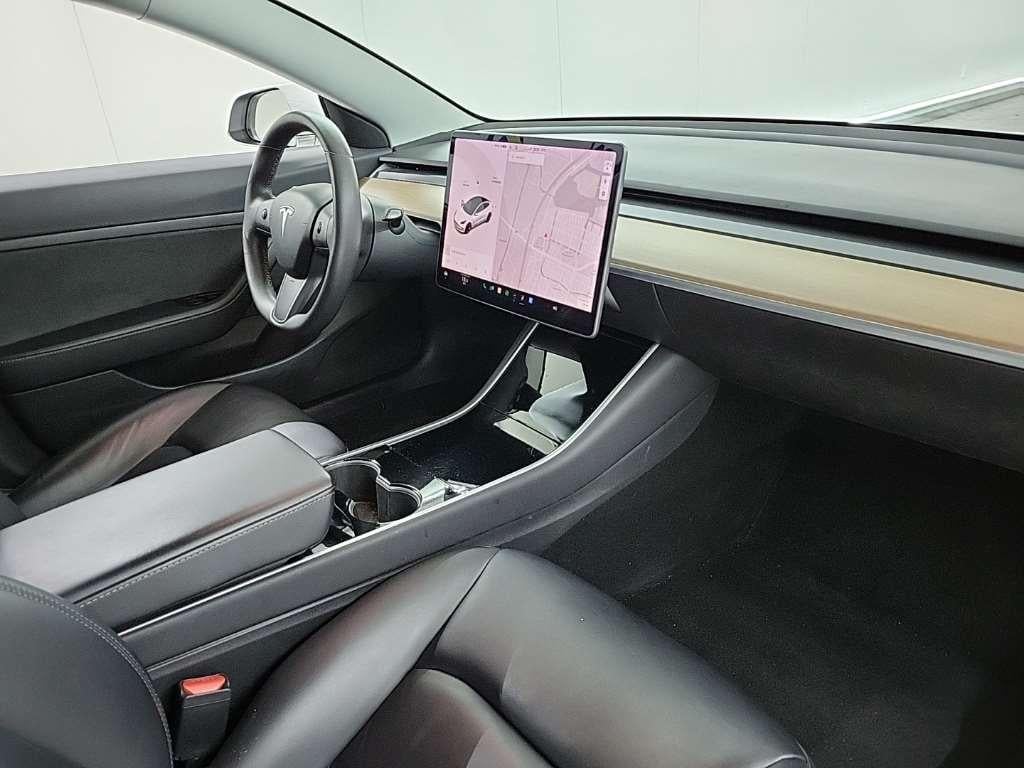 Tesla Model 3 Standard Range Plus RWD 4D 225kW photo