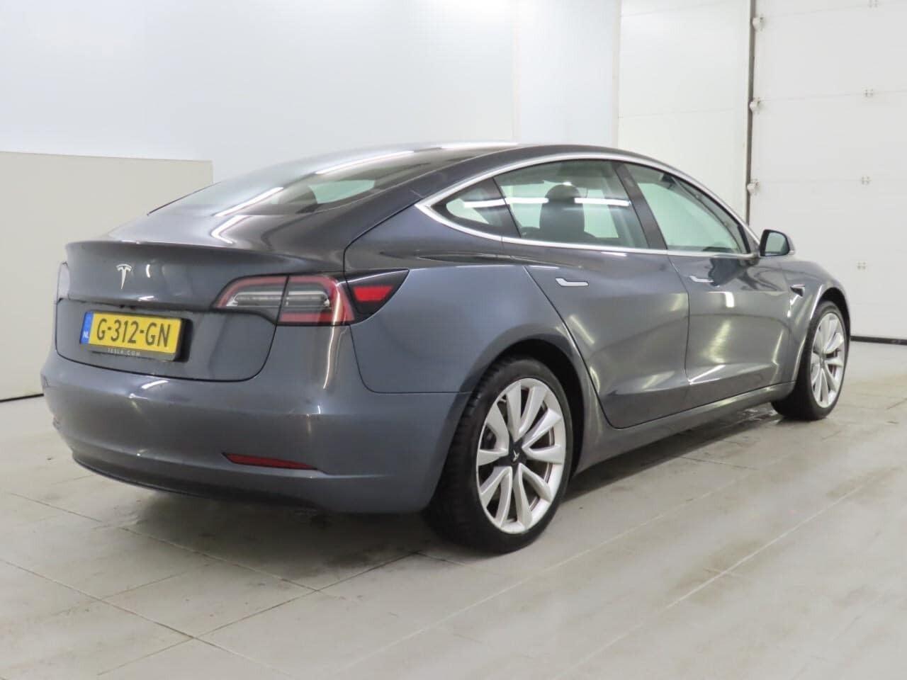 Tesla Model 3 Standard R photo