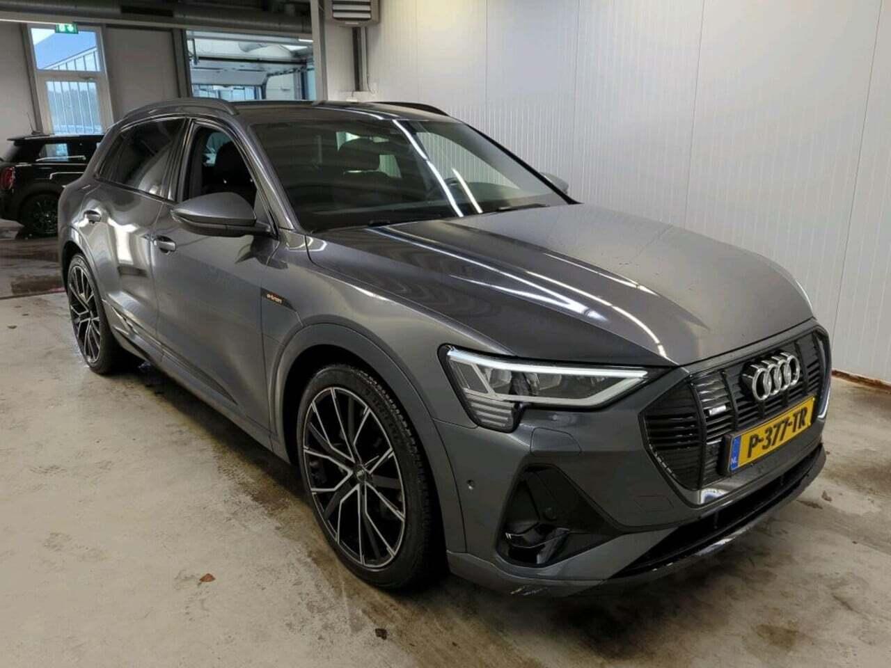 AUDI e-tron 55 photo