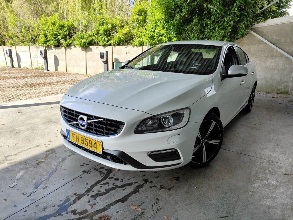 Volvo S60 D3 150 Momen R-Des Gtron