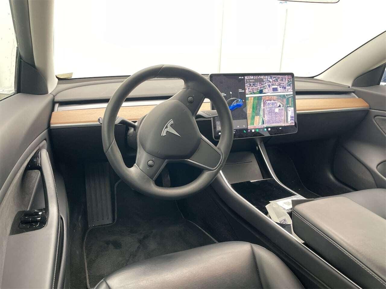 Tesla Model 3 Long Range AWD 75 kWh photo