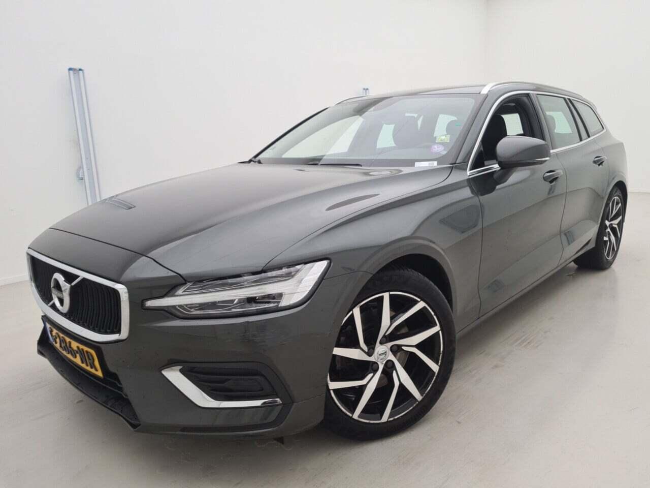 VOLVO V60 2.0 T4 Momentum Pro AUT