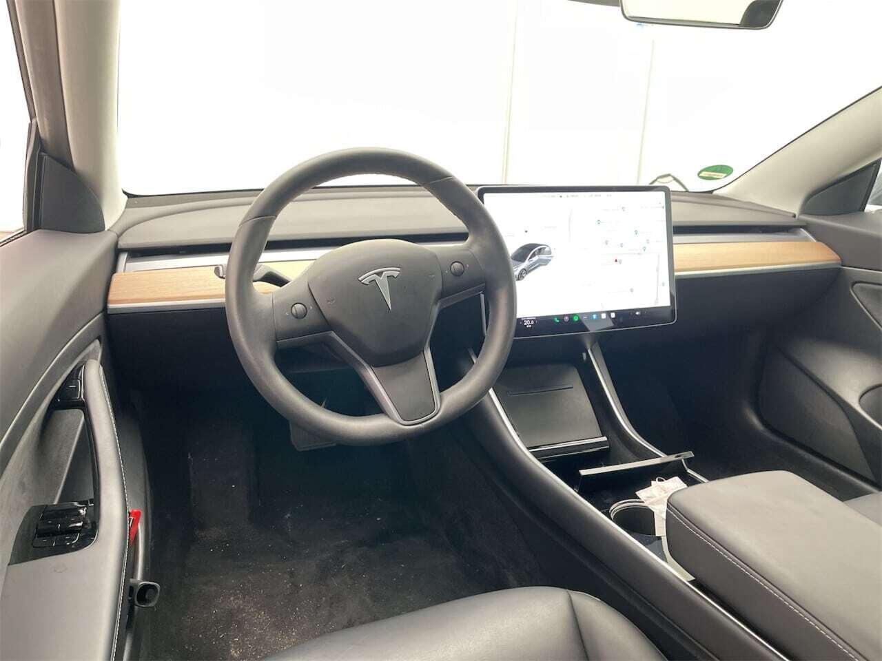 Tesla Model 3 Standard RWD Plus 60 kWh photo