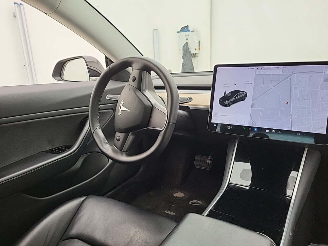 Tesla Model 3 Standard RWD Plus 60 kWh photo