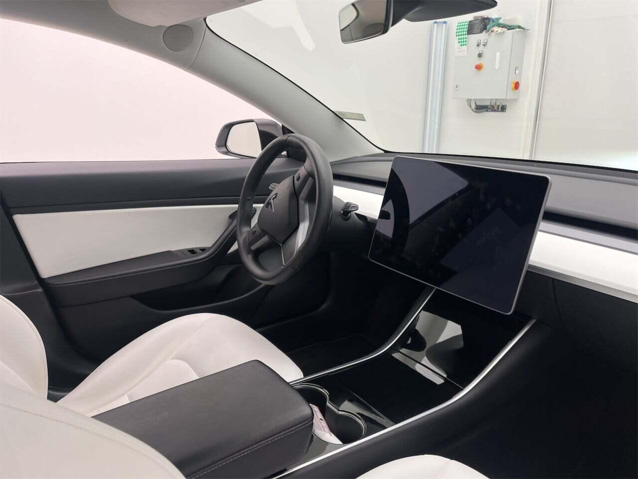 Tesla Model 3 Standard RWD Plus 60 kWh photo