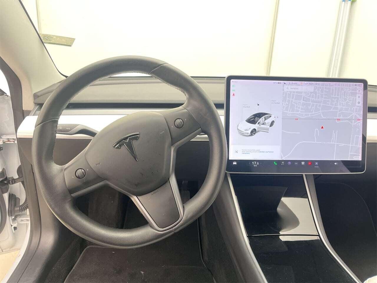 Tesla Model 3 Standard RWD Plus 60 kWh photo