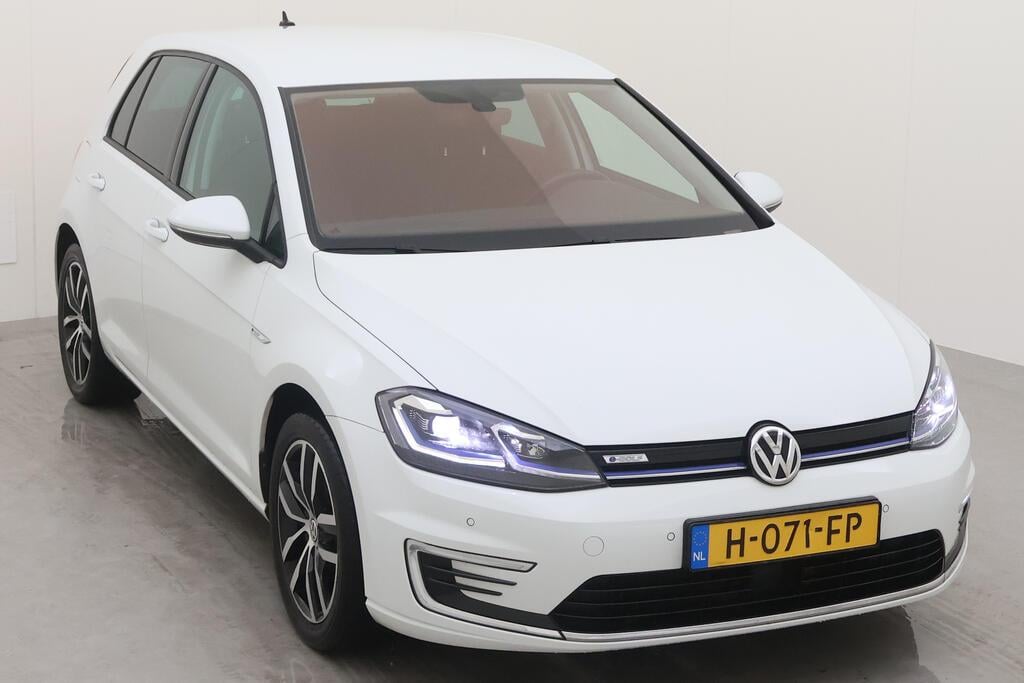 VOLKSWAGEN e-Golf photo