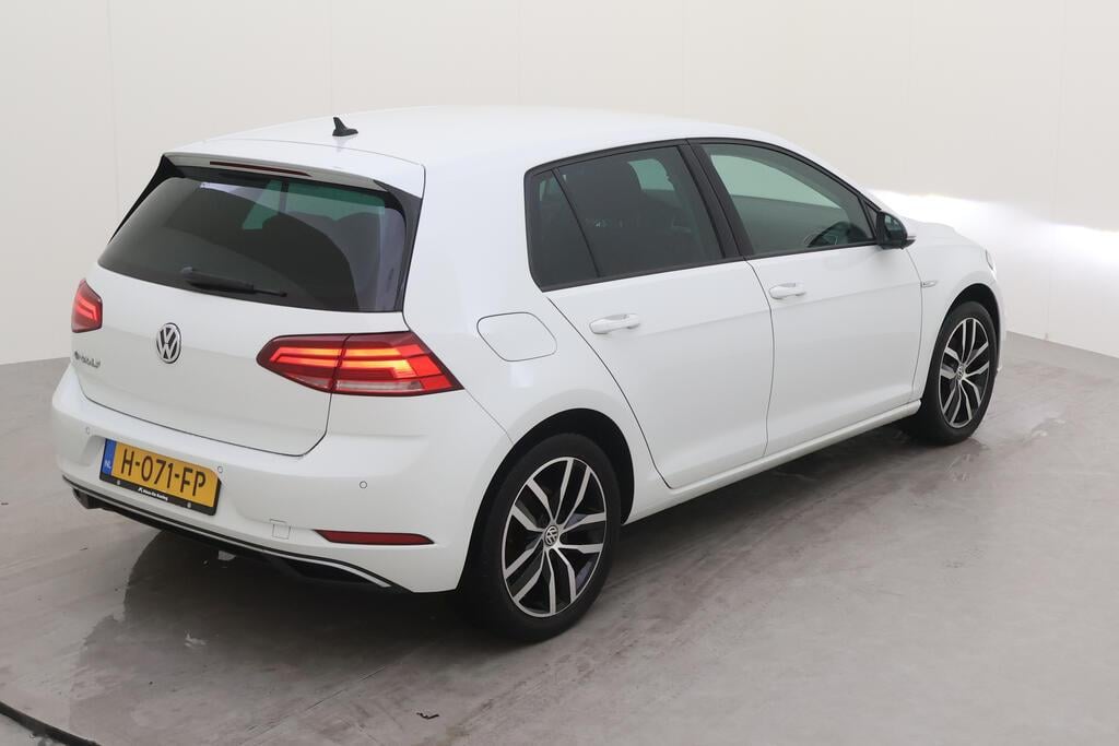 VOLKSWAGEN e-Golf photo