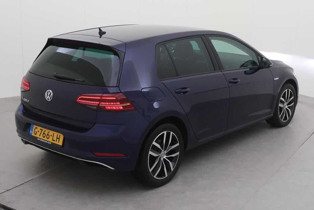 VOLKSWAGEN e-Golf photo