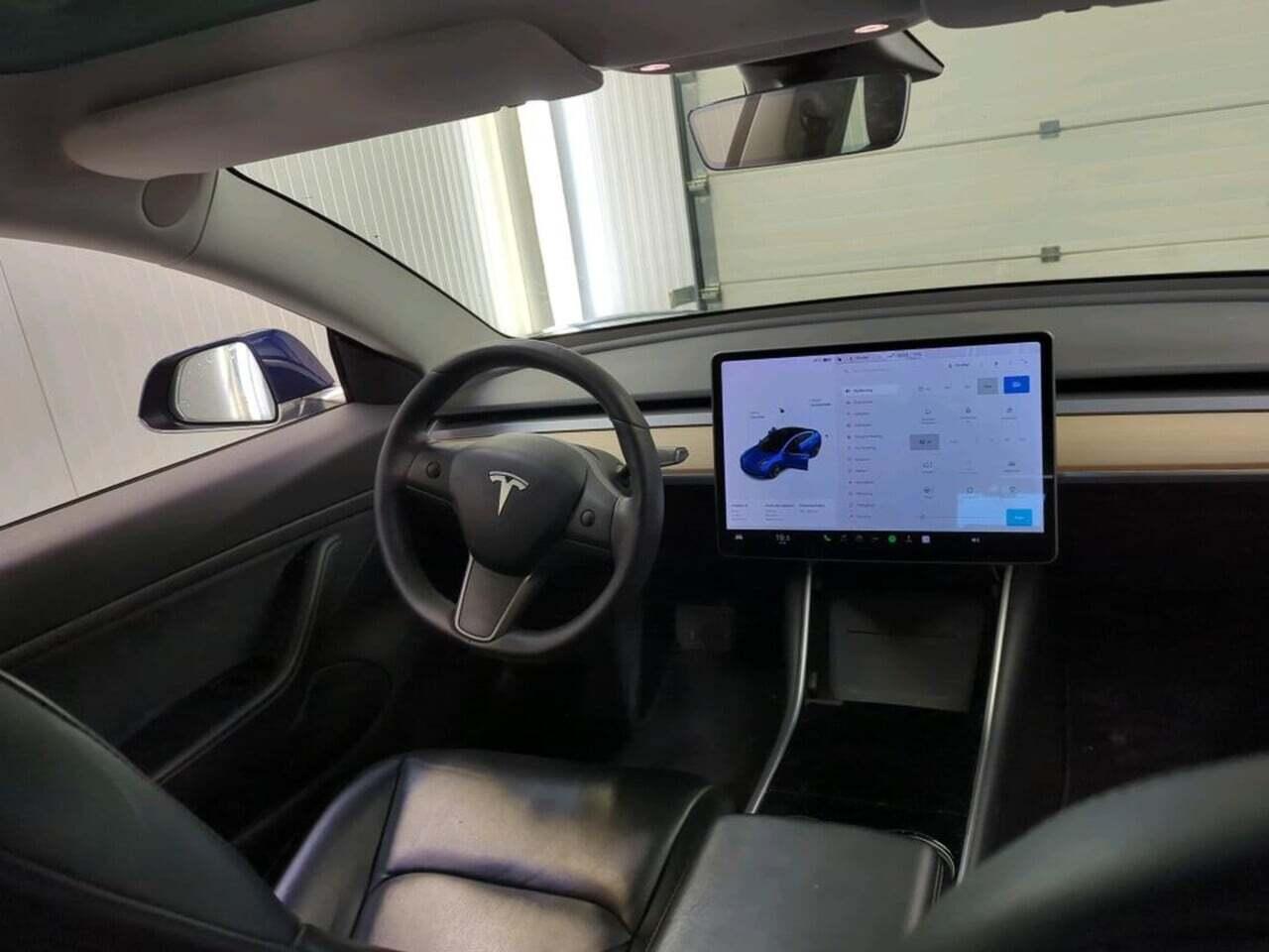 Tesla Model 3 Standard R photo