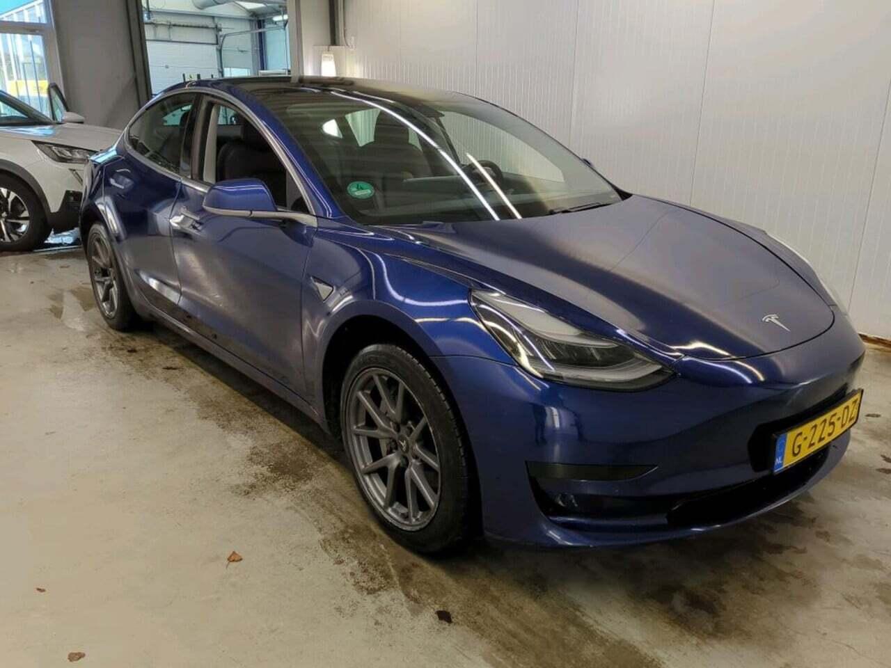 Tesla Model 3 Standard R photo