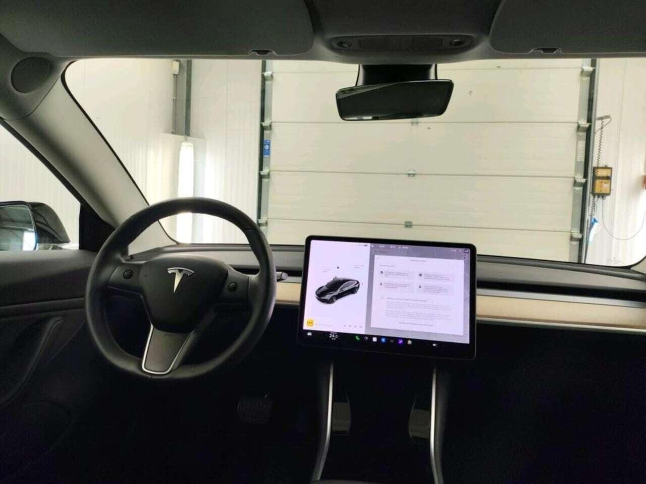 Tesla Model 3 Standard R photo