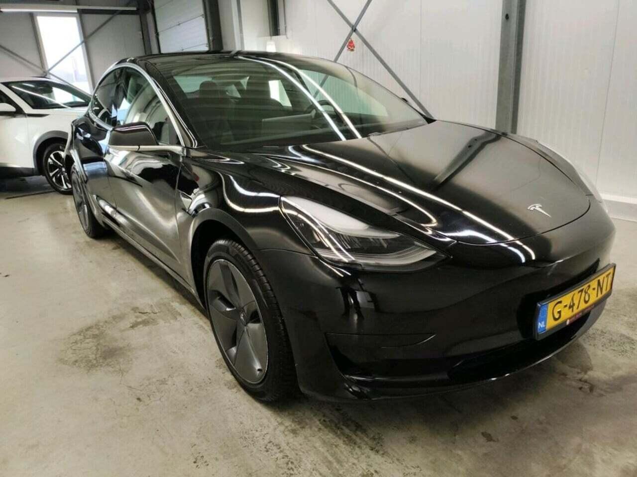 Tesla Model 3 Standard R photo