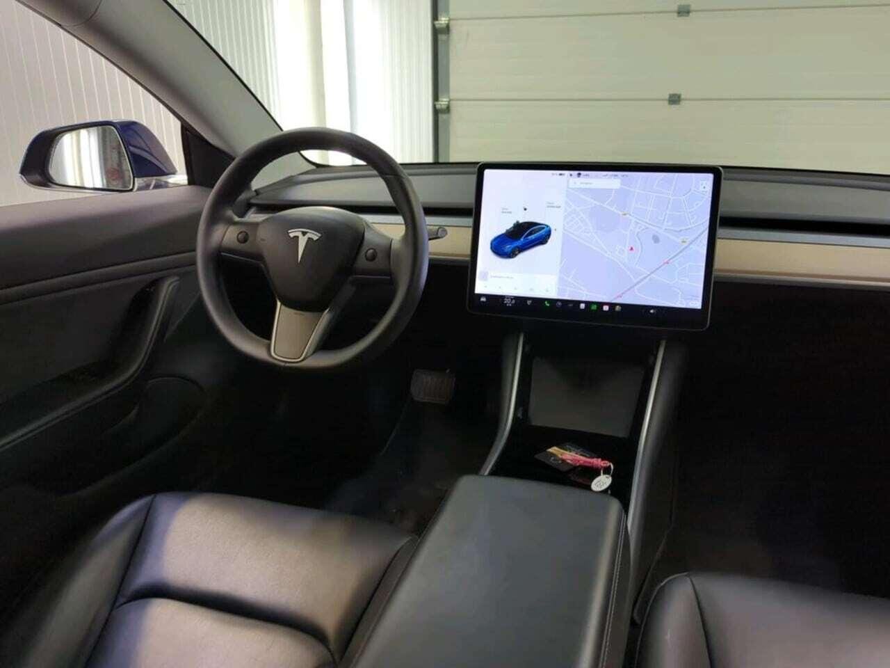 Tesla Model 3 Standard R photo