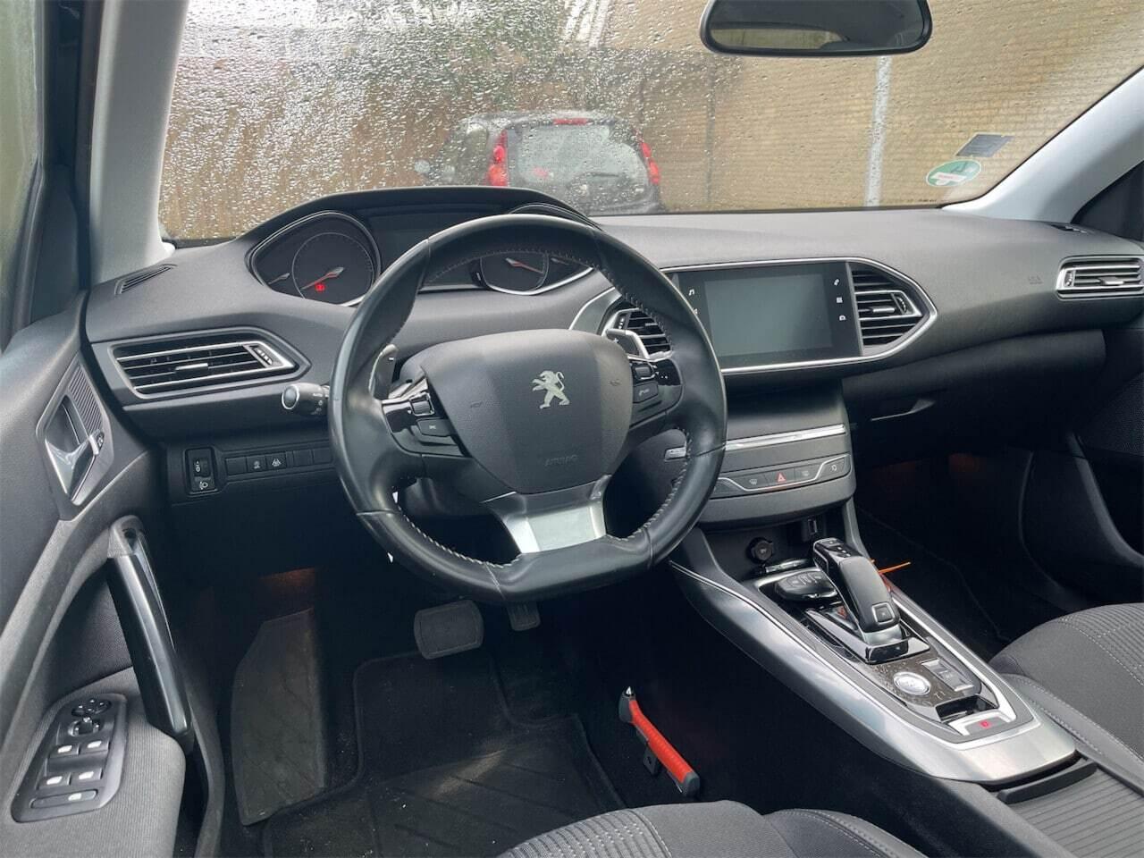 PEUGEOT 308 SW 1.2 PureTech Blue Lease Premiu photo