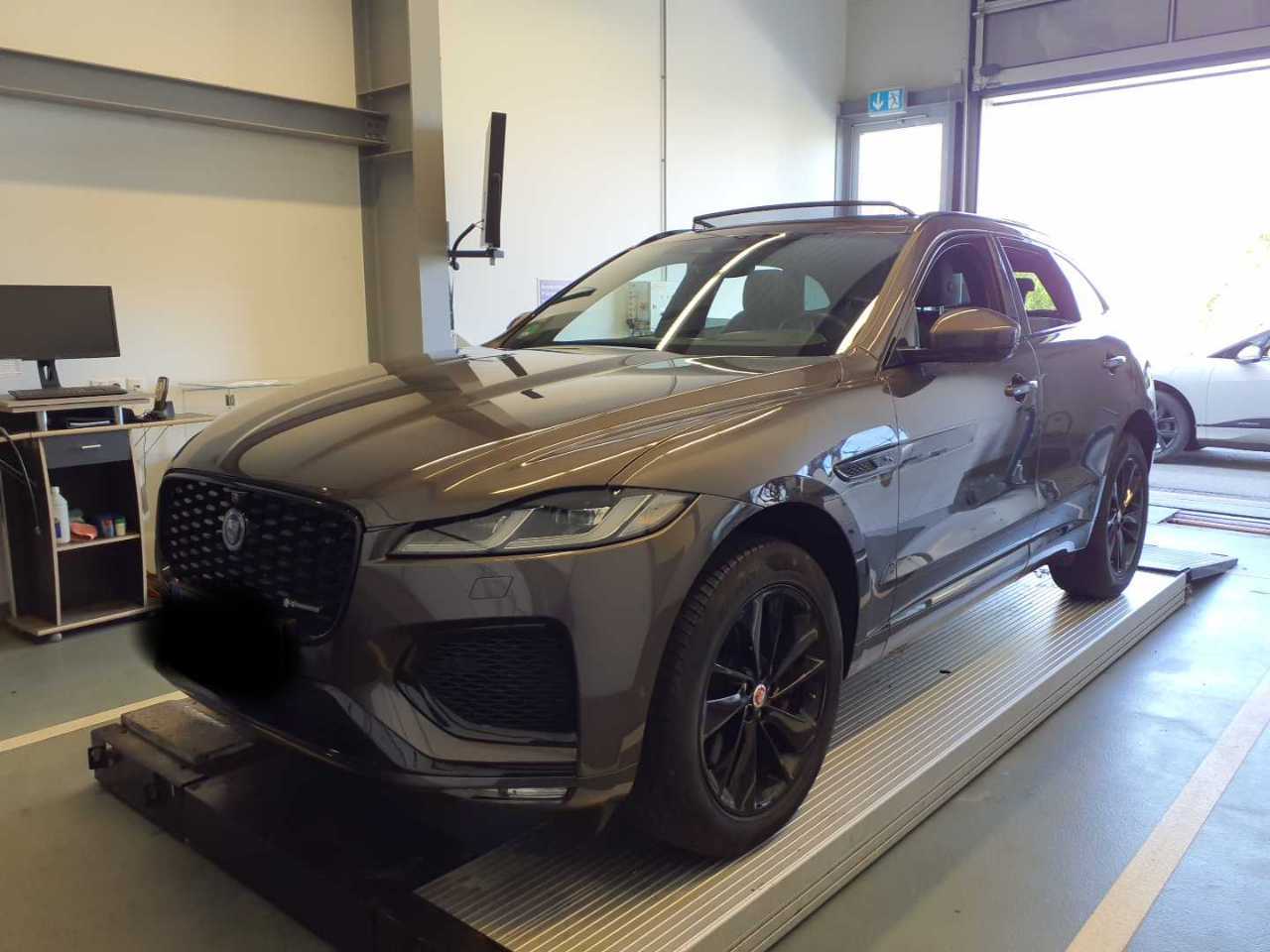 Jaguar R-Dynamic SE AWD F-PACE