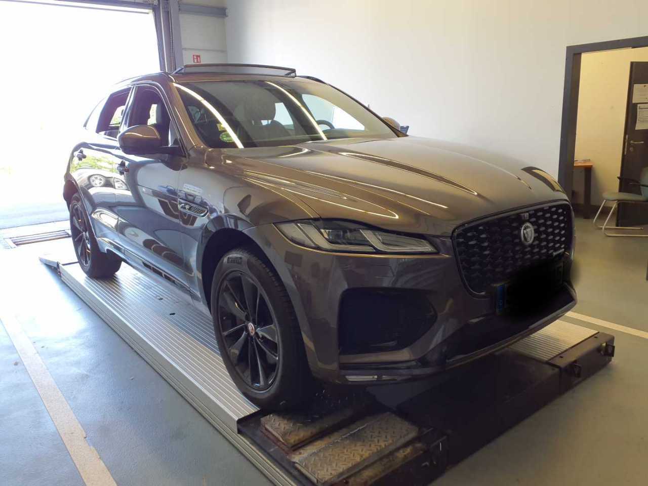 Jaguar R-Dynamic SE AWD F-PACE photo