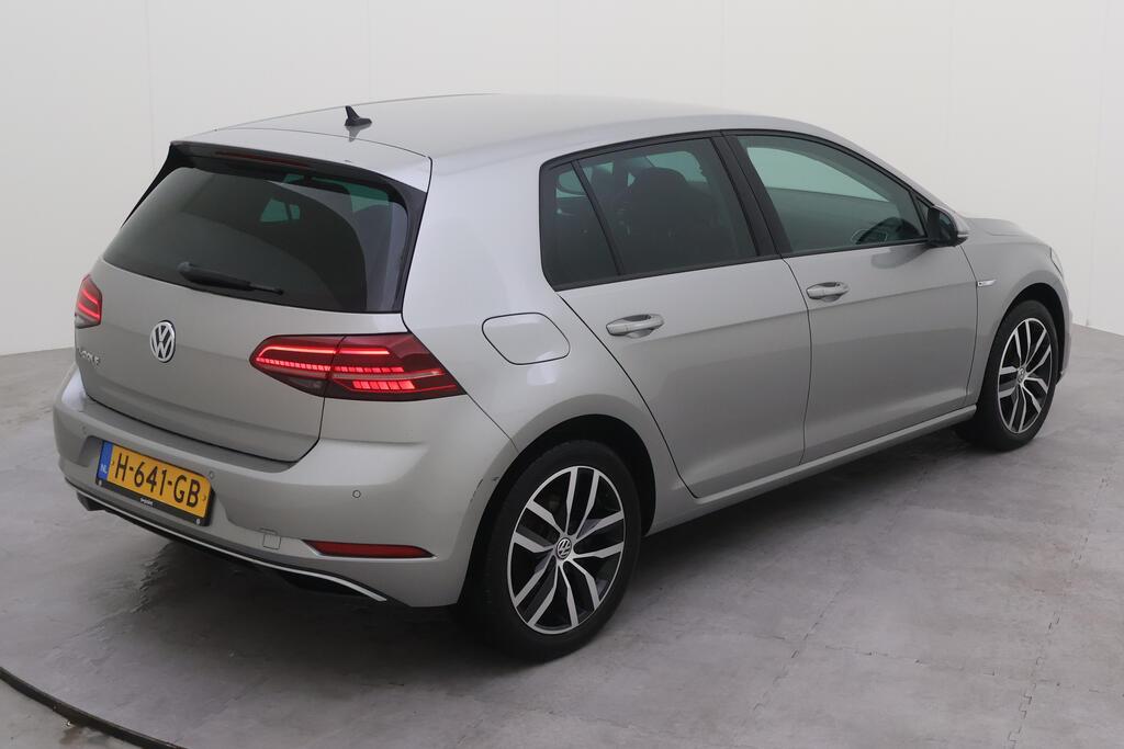 VOLKSWAGEN e-Golf photo