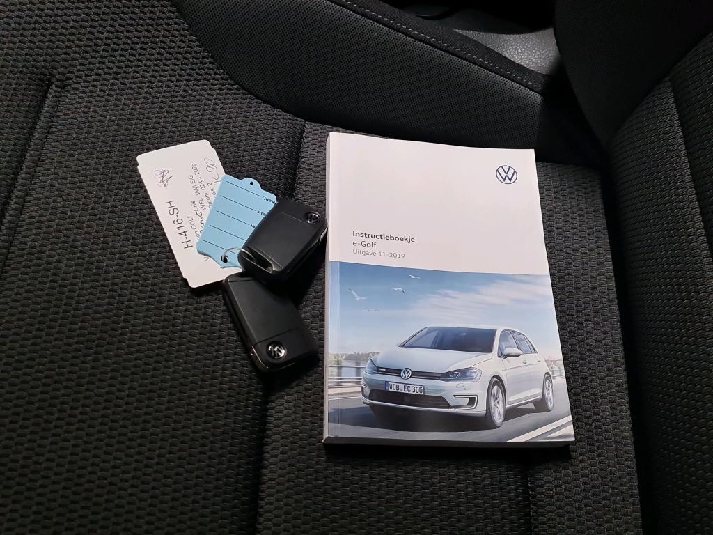 VOLKSWAGEN e-Golf photo