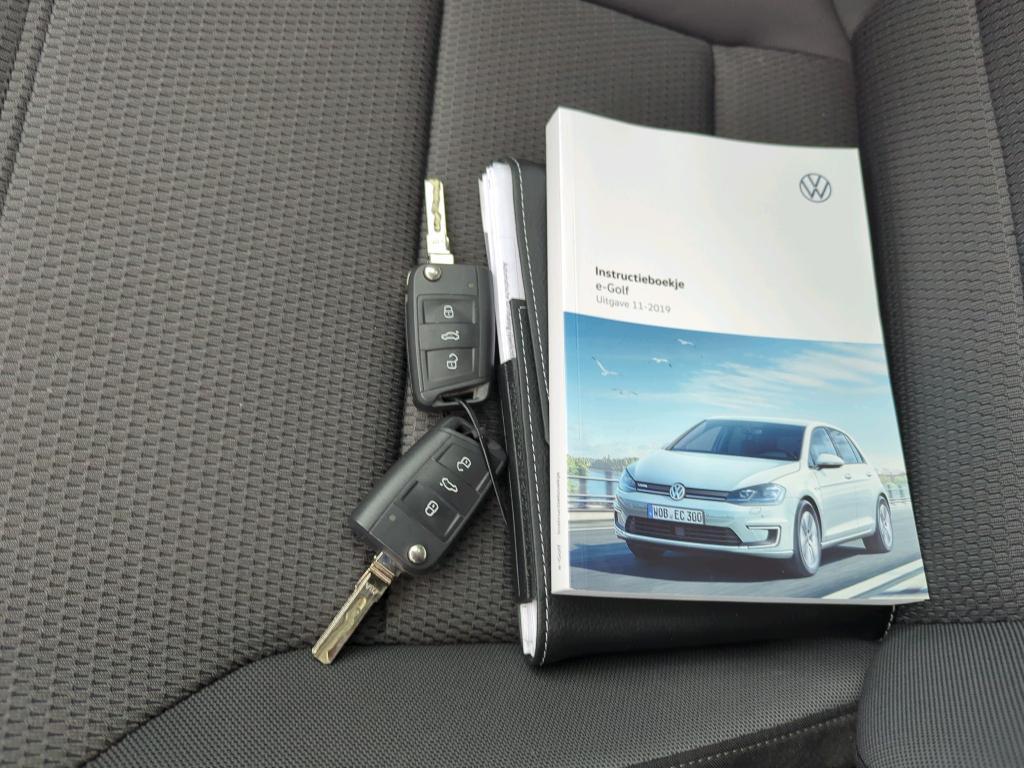 VOLKSWAGEN e-Golf photo