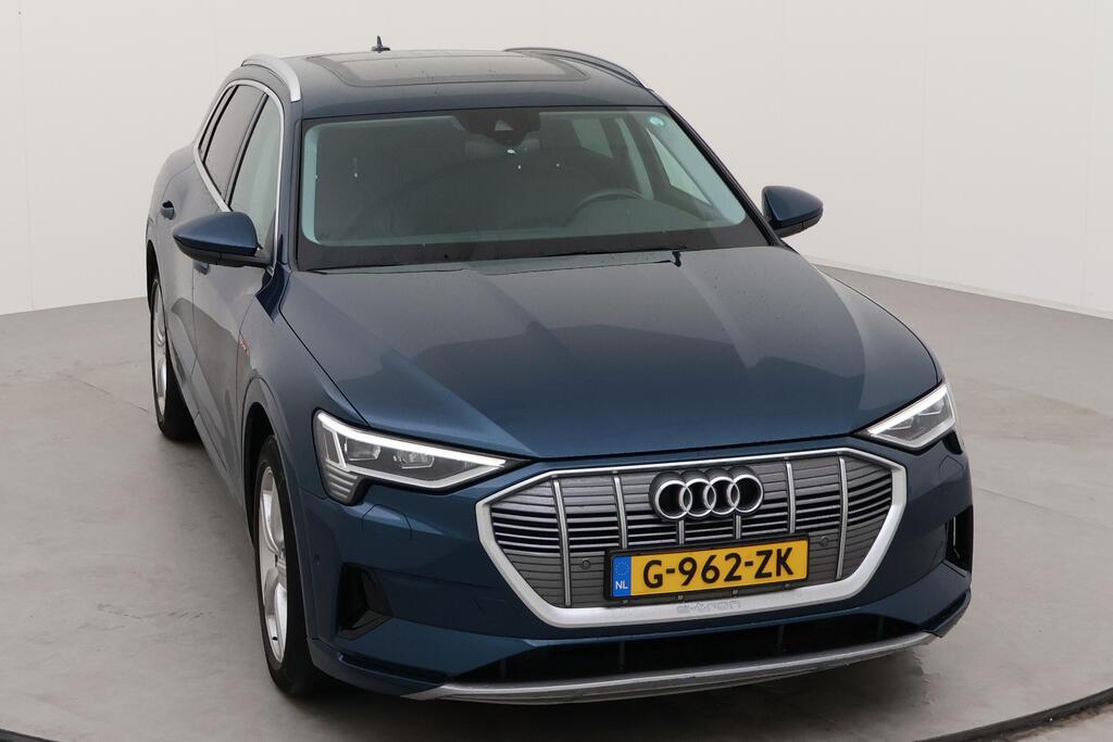 AUDI e-tron photo