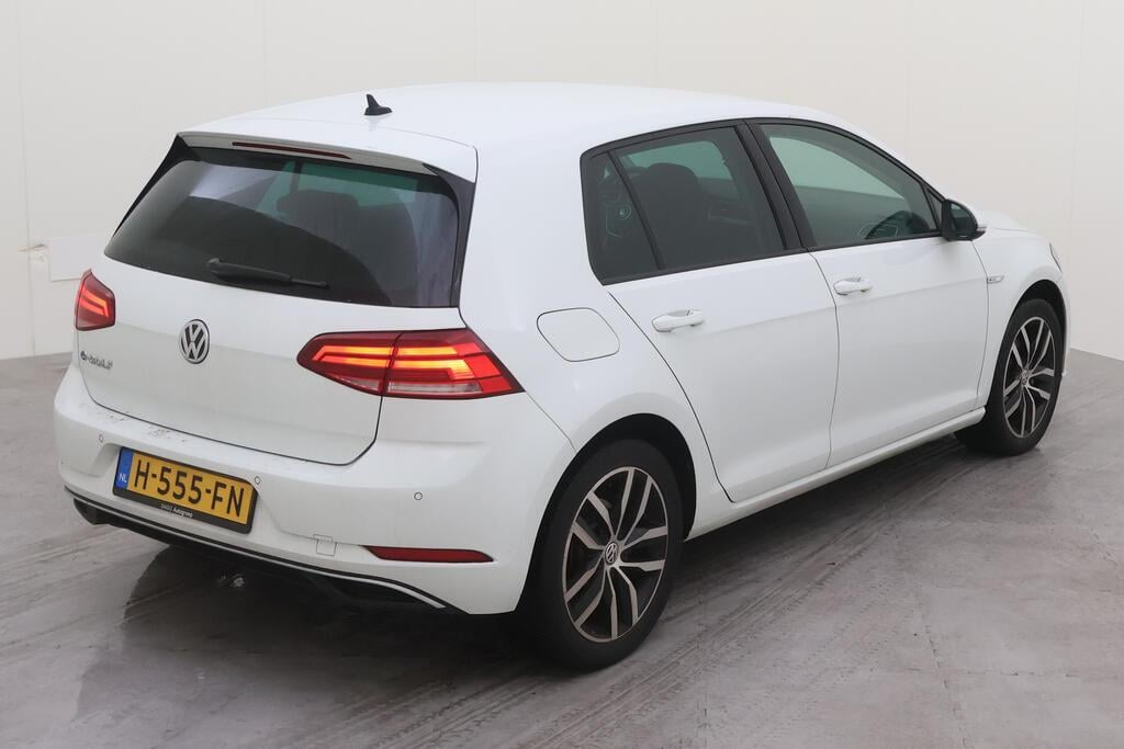 VOLKSWAGEN e-Golf photo