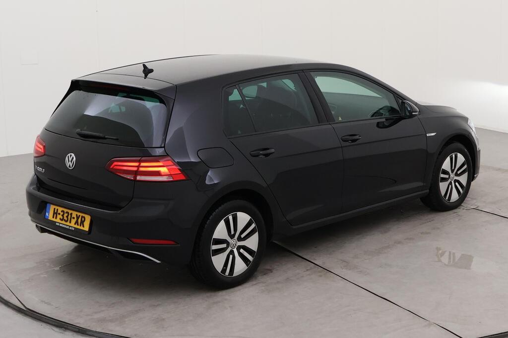 VOLKSWAGEN e-Golf photo