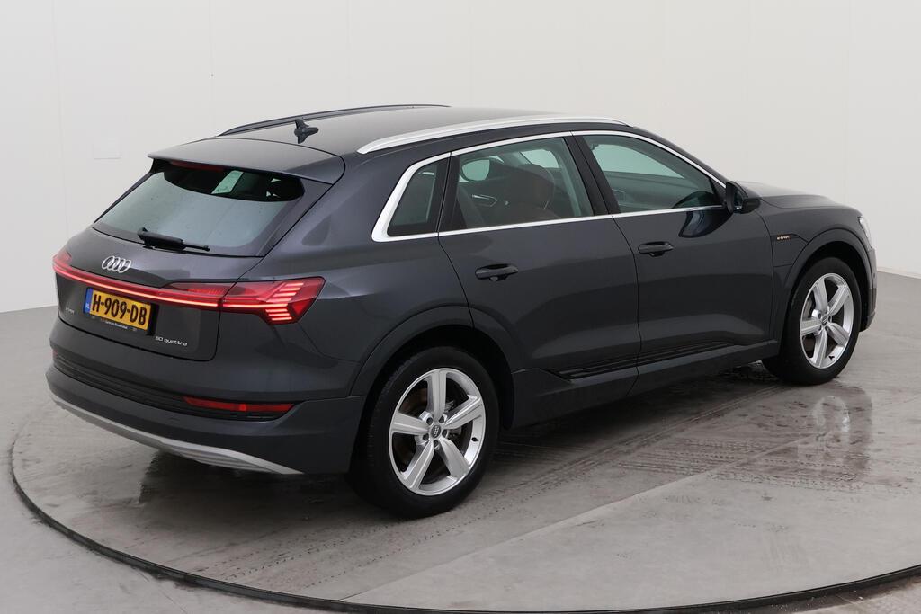 AUDI e-tron photo