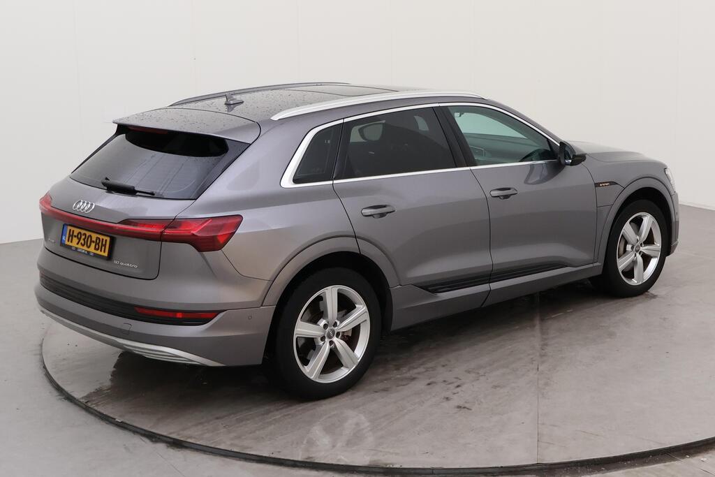 AUDI e-tron photo