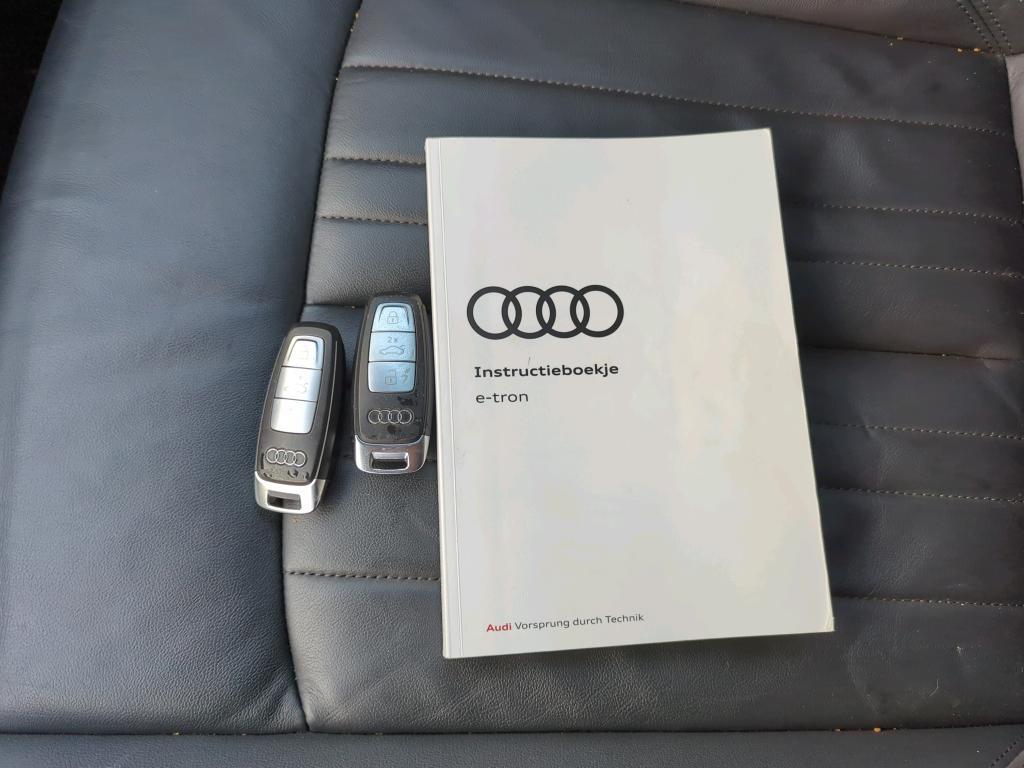 AUDI e-tron photo