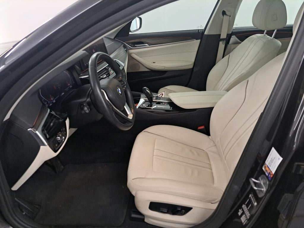 BMW 5 SERIES TOURING 2.0 520D 120KW TOURING AUTO Business Driving Assistant photo