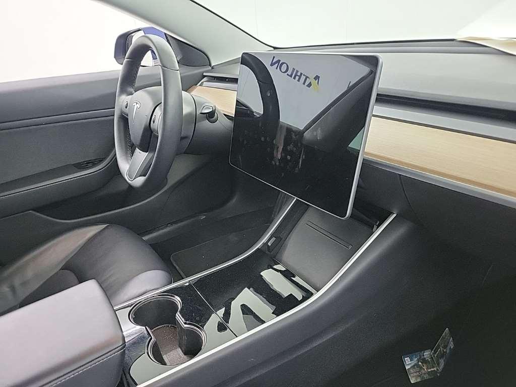 Tesla Model 3 Standard Range Plus RWD 4D 211kW photo
