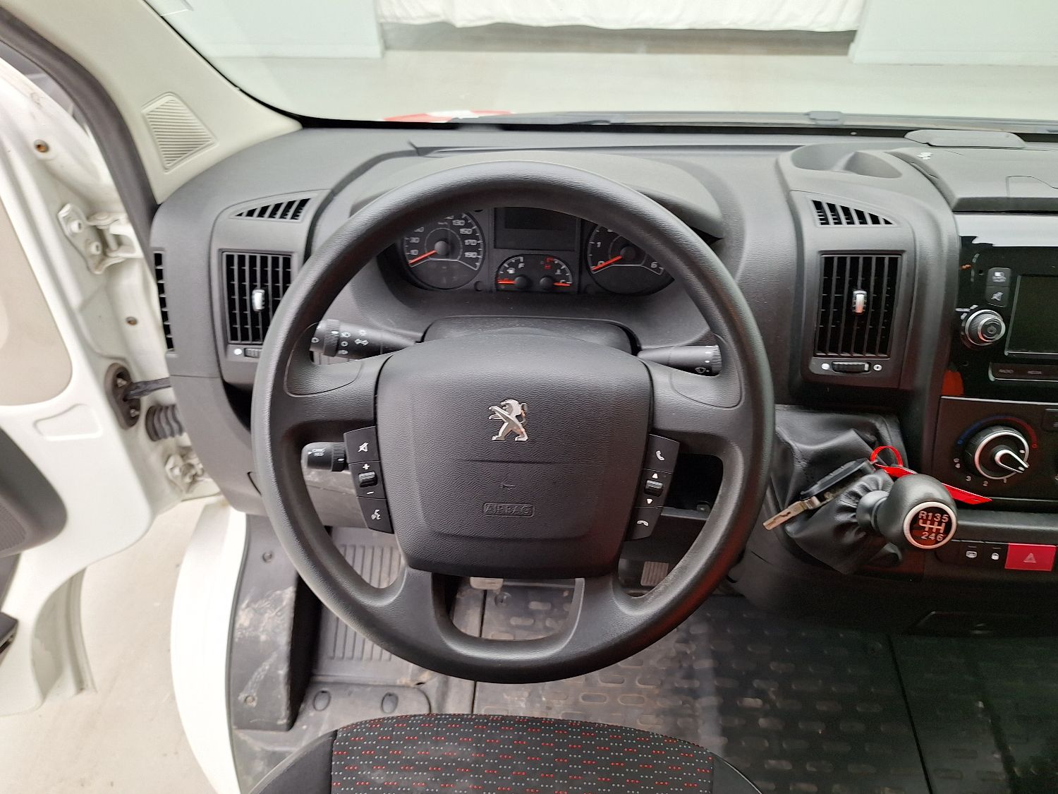 Peugeot, _Boxer '14, Peugeot Boxer 2.2 BlueHDi S&S 140 Premium 335 L1H1 photo
